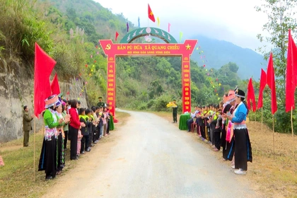 Đồn Biên phòng Quang Chiểu cắt băng khánh thành cổng chào Pù Đứa